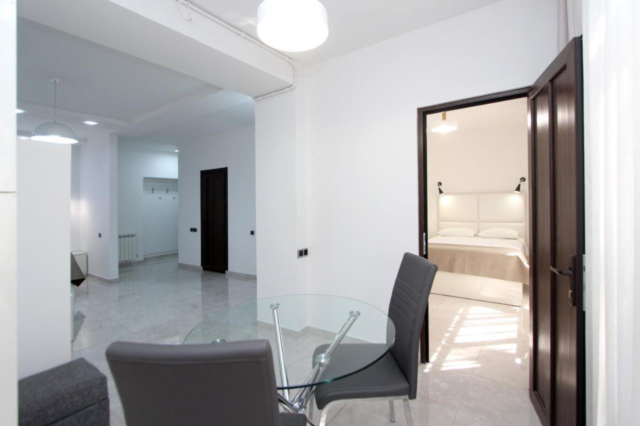 Appartment Lux, 2 Bedroom Ереван Екстериор снимка